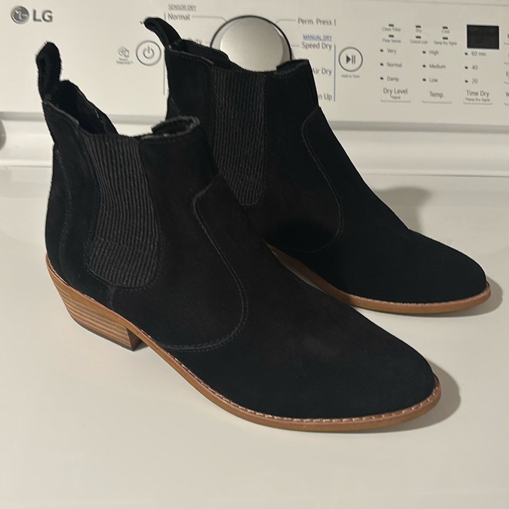 Gap brand size 7, material is suede